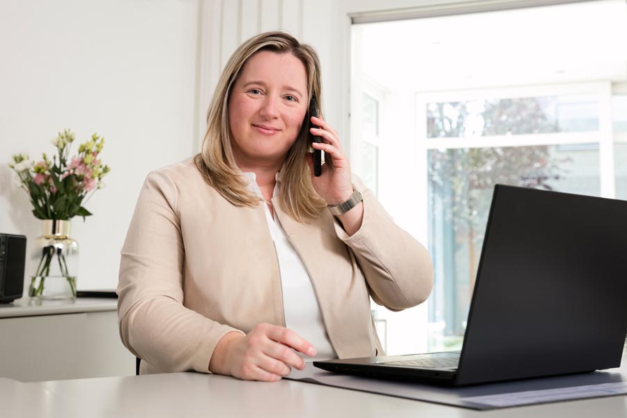 Andrea-Bianca Schreinecke in ihrer Kanzlei in Wolfsburg-Fallersleben berät Kunden am Telefon