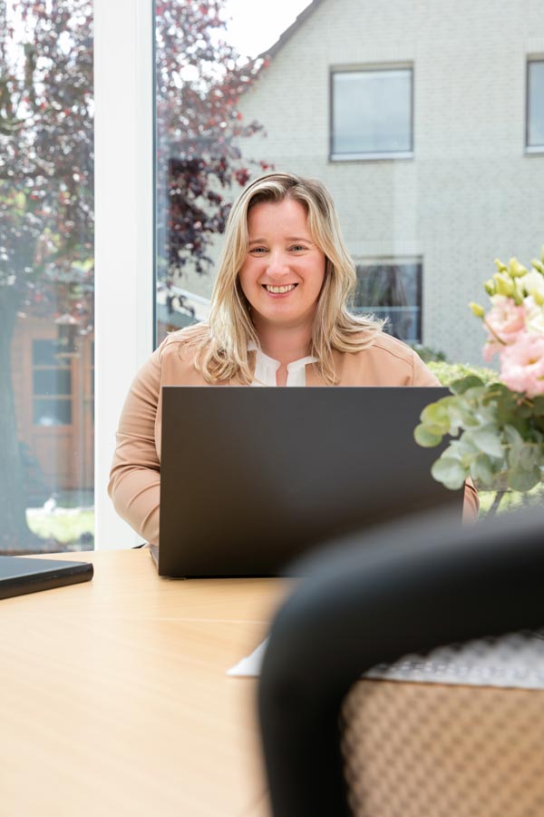 Portrait Andrea-Bianca Schreinecke im Büro