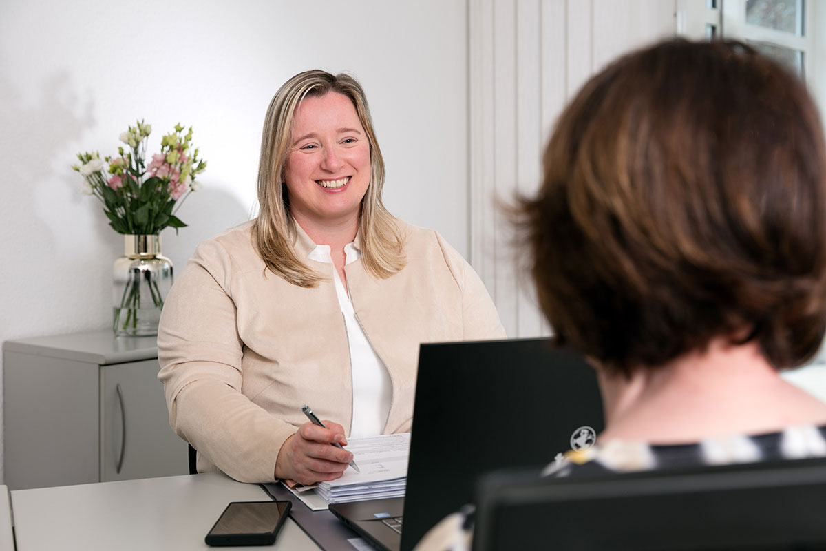 Andrea-Bianca Schreinecke in einem Bewerbungsgespräch